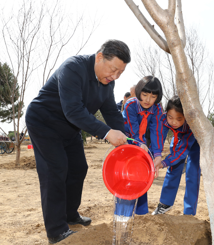 4月8日，党和国家领导人习近平、栗战书、汪洋、王沪宁、赵乐际、韩正、王岐山等来到北京市通州区永顺镇参加首都义务植树活动。这是习近平同少先队员一起给刚栽下的树苗浇水。